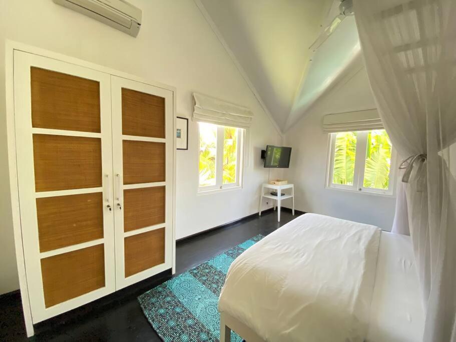 Fabulous Modern 3 Br. In Large Pool *