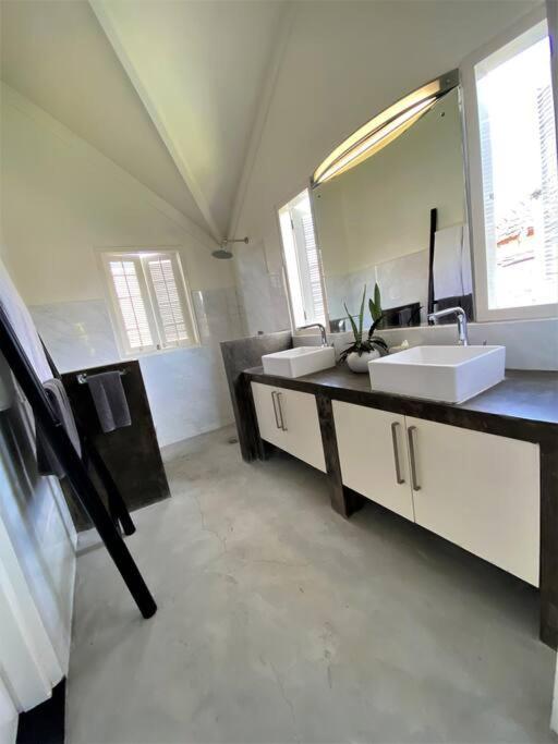 Villa Fabulous Modern 3 Br. In Large Pool *