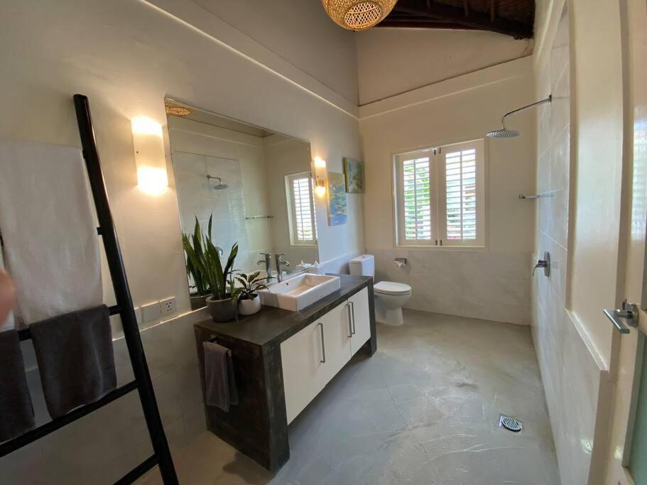 Fabulous Modern 3 Br. In Large Pool Villa Seminyak (Bali)