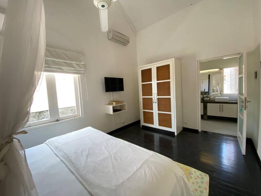 Fabulous Modern 3 Br. In Large Pool