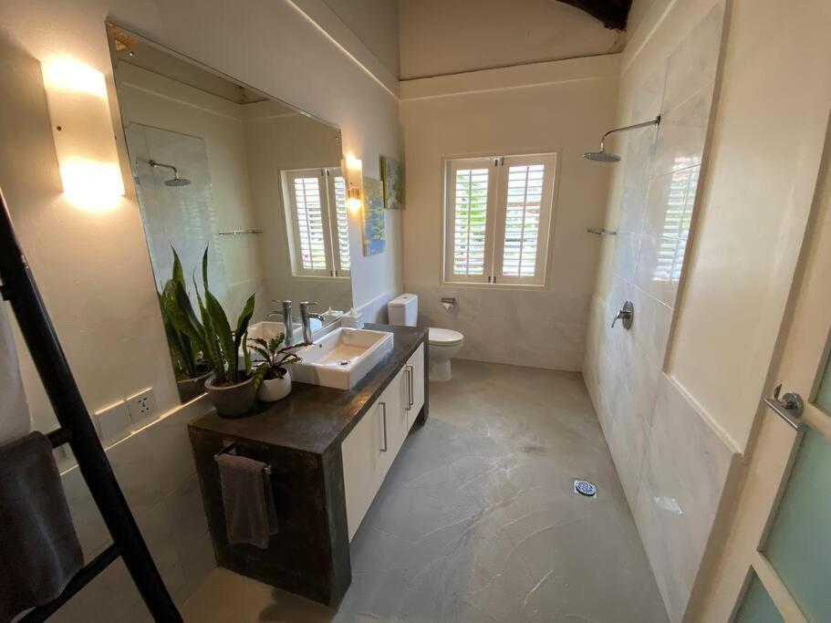 Fabulous Modern 3 Br. In Large Pool Villa *
