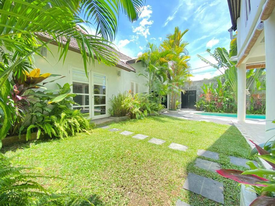 Fabulous Modern 3 Br. In Large Pool
