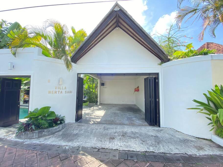 Fabulous Modern 3 Br. In Large Pool *